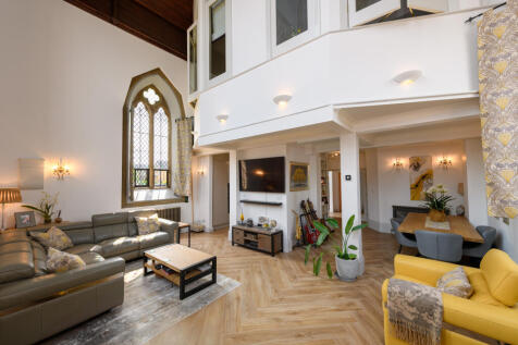 Living room with triple aspect and vaulted ceiling