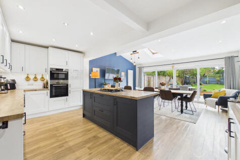 CAM05316G0-PR0467-STILL024