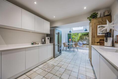 106 Saint Andrews Road, Southsea-Small-PorticoMark