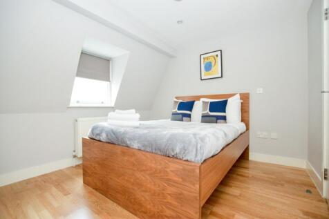Modern 1-bed flat in the heart of Camden Town, just 15m from the Tube. Features open-plan living with kitchenette, en-suite shower, wooden floors & GCH. Fully furnished. Rent includes gas & water. Cou
