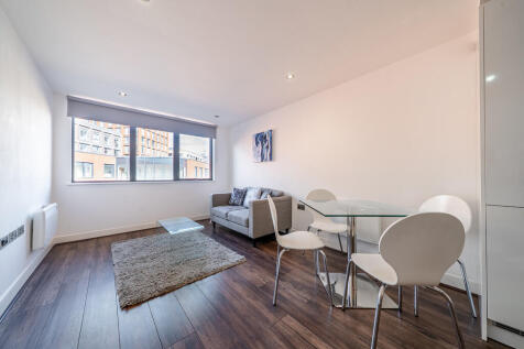Avery Residential are proud to offer for rent this stunning, fourth floor, furnished one bedroom apartment in Madison House. Located right in the heart of Birmingham City Centre. The property boasts a