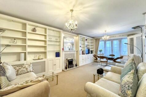 Lounge/dining area