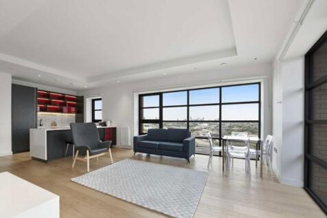 A stunning two bedroom apartment set on a high floor of Amelia House, situated in London City Island. Offering breath-taking views towards Canary Wharf, the River Thames and O2.