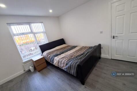 Bedroom 1 - Kingsize Bed