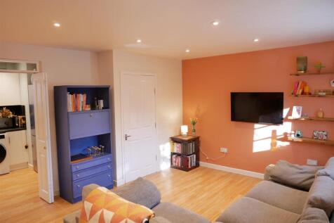 LIVING / DINING ROOM