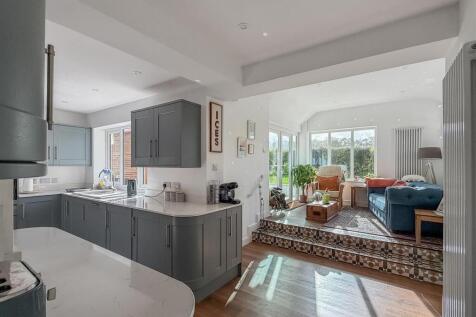 Kitchen/ Sun room