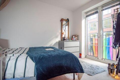 A MODERN unfurnished apartment in BS2, very close to Temple Meads Rail Station and Cabot Circus. This apartment has WOODEN floors, OPEN PLAN receptions and DOUBLE bedrooms. It also benefits from WHITE