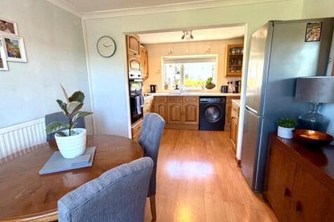 OPEN PLAN KITCHEN/DINING ROOM