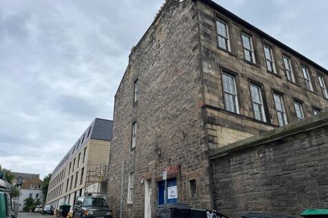 One double bedroom available to rent in a tastefully decorated two story three bedroom flat located in the Newington area of Edinburgh. Newington offers a plethora of local shops, cafes, restaurants a