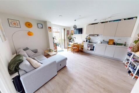 MODERN ONE BEDROOM FURNISHED APARTMENT WITH PATIO GARDEN IN AN IDEAL CITY CENTRE LOCATION. This great flat comprises a spacious kitchen/living space, kitchen with electric hob, electric oven and fridg