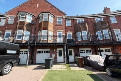 Switch Properties are pleased to offer this beautifully renovated and exceptionally spacious three-bedroom, four-bathroom detached family home in the highly sought-after West Park area of Leeds. Offer