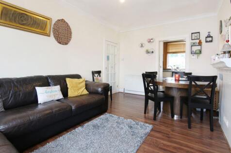 This two-bedroom main door lower villa is on a small crescent set back behind a generous front garden, ideally located close to local amenities. Located just west of the city centre with great transpo