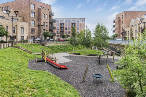 COMMUNAL GARDENS & PLAYGROUND