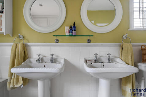 a7cf22f2-b44e-4bf...