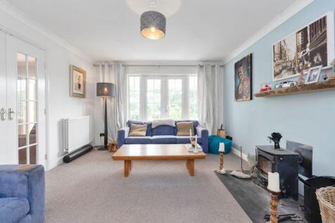 4 bed, 2 bath Detached in Leeds - Photo 7
