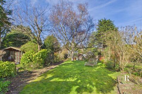 2200ft Rear garden