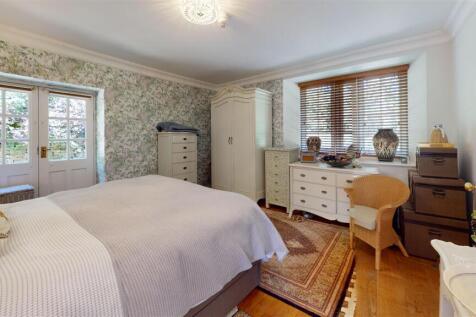 Eshton-Hall-Bedroom.jpg