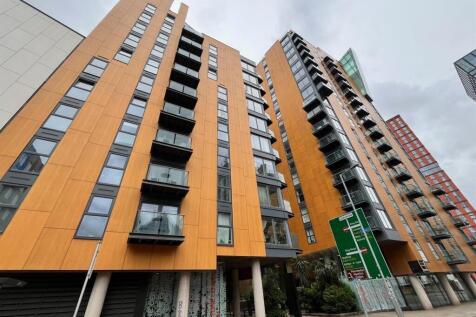 A SUPERB FULLY FURNISHED CITY CENTRE APARTMENT Skyline Central is a highly sought after development situated on the edge of the Northern Quarter, offering residents a range of on site facilities which