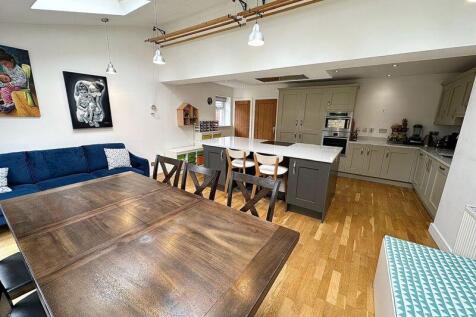 Kitchen/ Family Room