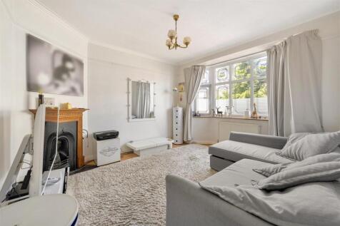 South View Drive, E18