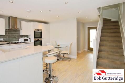 OPEN PLAN FITTED KITCHEN/DINING ROOM