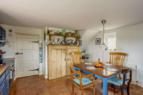 8642411-interior1...