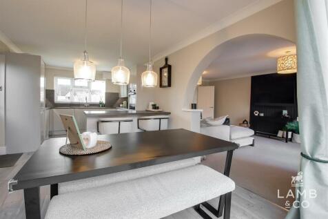 KITCHEN/DINING ROOM