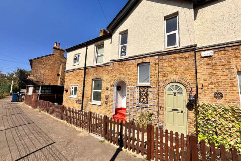 A well-presented ground floor three-bedroom flat offering spacious and modern living in a convenient West London location.
