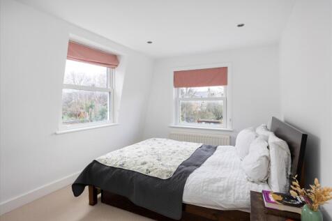 4 bed, 2 bath Terraced in London - Photo 11