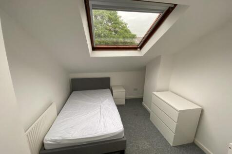 Enjoy the convenience of city living in the heart of Leeds city centre with this well-managed property from Samara Lettings.