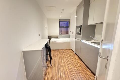 A modern fully furnished studio in Westpoint Building offering bright comfortable living with bills included and excellent access to parks, Old Trafford and Manchester city centre.