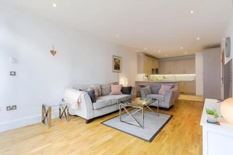 Modern three bedroom garden apartment set within a popular development just moments from Bermondsey Street. This 1592 Sq Ft apartment also boasts two bathrooms and a premier interior. Energy Efficienc
