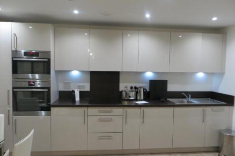 A well appointed 3 bedroom apartment in the popular Ivy Point Tower located just moments from Bromley by Bow tube and Devons Road DLR. Perfectly positioned for commuting to Central London, Canary Whar