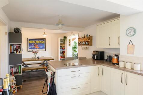 KITCHEN / DINING