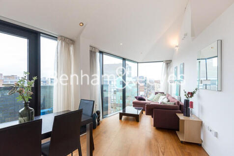 Stylish 2-bedroom, 2-bathroom apartment set within a highly sought-after apartment block in Hoxton located 5 minutes from Old Street station, within easy reach of The City and Shoreditch.