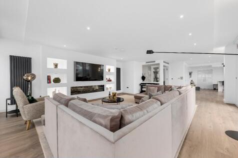 4 bed, 4 bath Apartment in Manchester - Photo 7