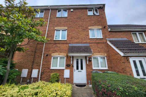 Spacious 2 Bedroom Flat on Kathleen Court with Ga