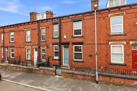 Immediately available / recently refubished / 2 bed mid terrace / nice street / long term tenant preferred / unfurnished
