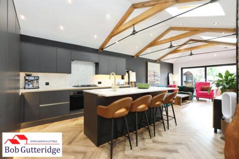 STUNNING "L" SHAPED FITTED KITCHEN / BREAKFAST / F