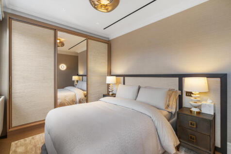 7 bed, 7 bath House in London - Photo 20