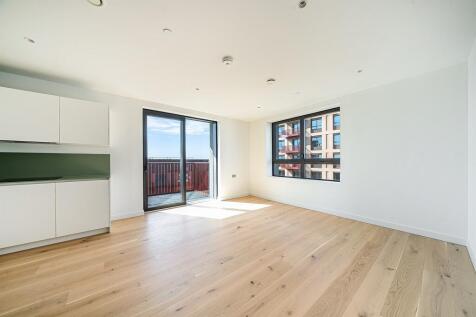 A spacious 13 floor apartment offering amazing views across the private landscaped gardens. Flooded with natural light, the apartment features a large living area, private balcony and plenty of built