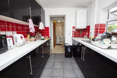 *** 3D TOURS AVAILABLE ON ALL OF OUR PROPERTIES – FANTASTIC STUDENT PROPERTY – FIVE DOUBLE BEDROOMS – FIVE BATHROOMS – 2026/2027 ACADEMIC YEAR - £110PPPW *** CALL OAKMANS TODAY TO FIND YOUR PERFECT ST