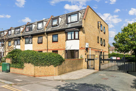 Set within a sought-after gated development in the ever-popular Bushwood area, this well-presented one-bedroom ground floor flat offers the perfect balance of peaceful surroundings and everyday conven