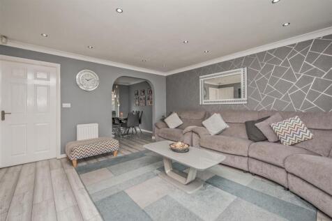 Open Plan Living Room / Dining Area:
