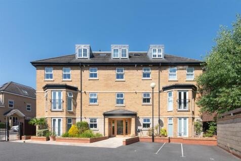 A beautifully presented 3 bedroom, 2 bathroom luxury flat located on the 2nd floor of this modern purpose built block.