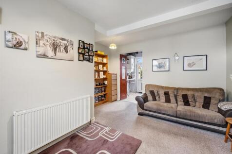 Lounge towards Kitchen.jpg