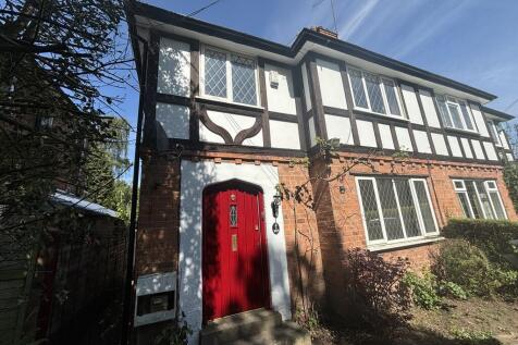Martin & Co are pleased to bring to the market a 3 Bedrooms semi detached family home including separate dining room, downstairs WC; large back garden; large driveway for off road parking
EPC Rating D