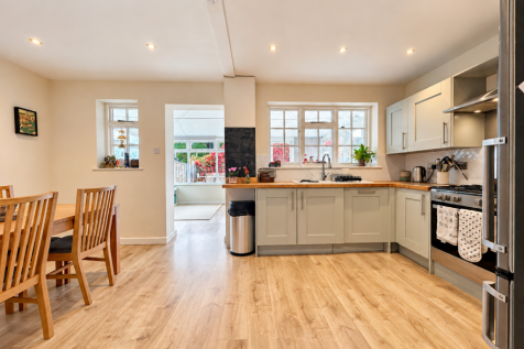 Kitchen/ Dining Room