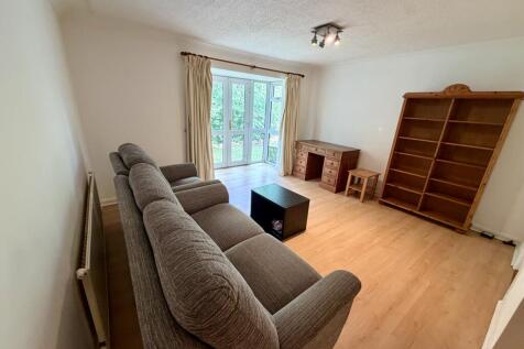 VIDEO TOUR AVAILABLE. AVAILABLE NOW. This well presented ground floor apartment is situated in the popular Ashburne House development in Victoria Park and is ideal for professional sharers and couples