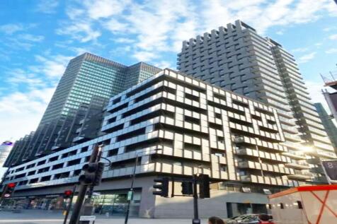This modern studio flat in the Triton Building, London, offers a well-equipped kitchen-diner, an en-suite bathroom, and an open-plan lounge. The property features a garden, elevator access, and essent